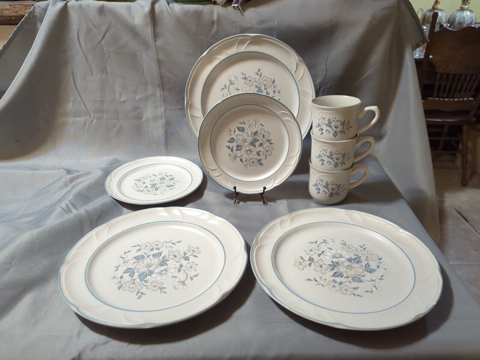 Ashberry Country Ware Dinner Ware Blue Flower Scalloped Edge Blue Trim 8 Pieces 