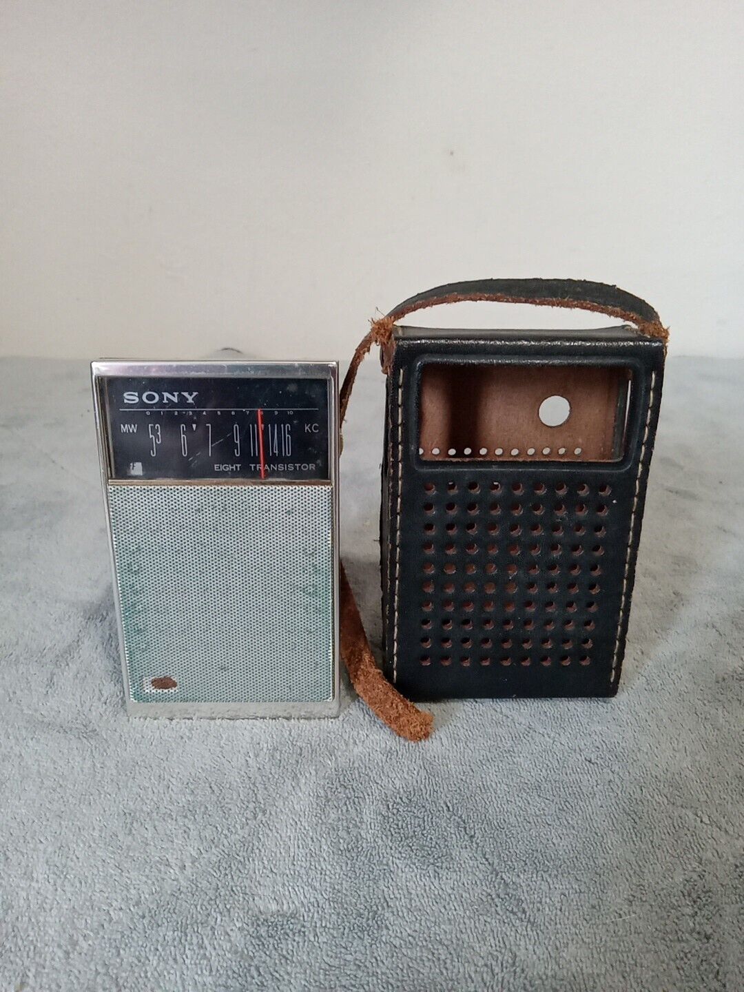 Vintage SONY MODEL 2R-27 Eight Transistor Radio with Leather Case Tested Works