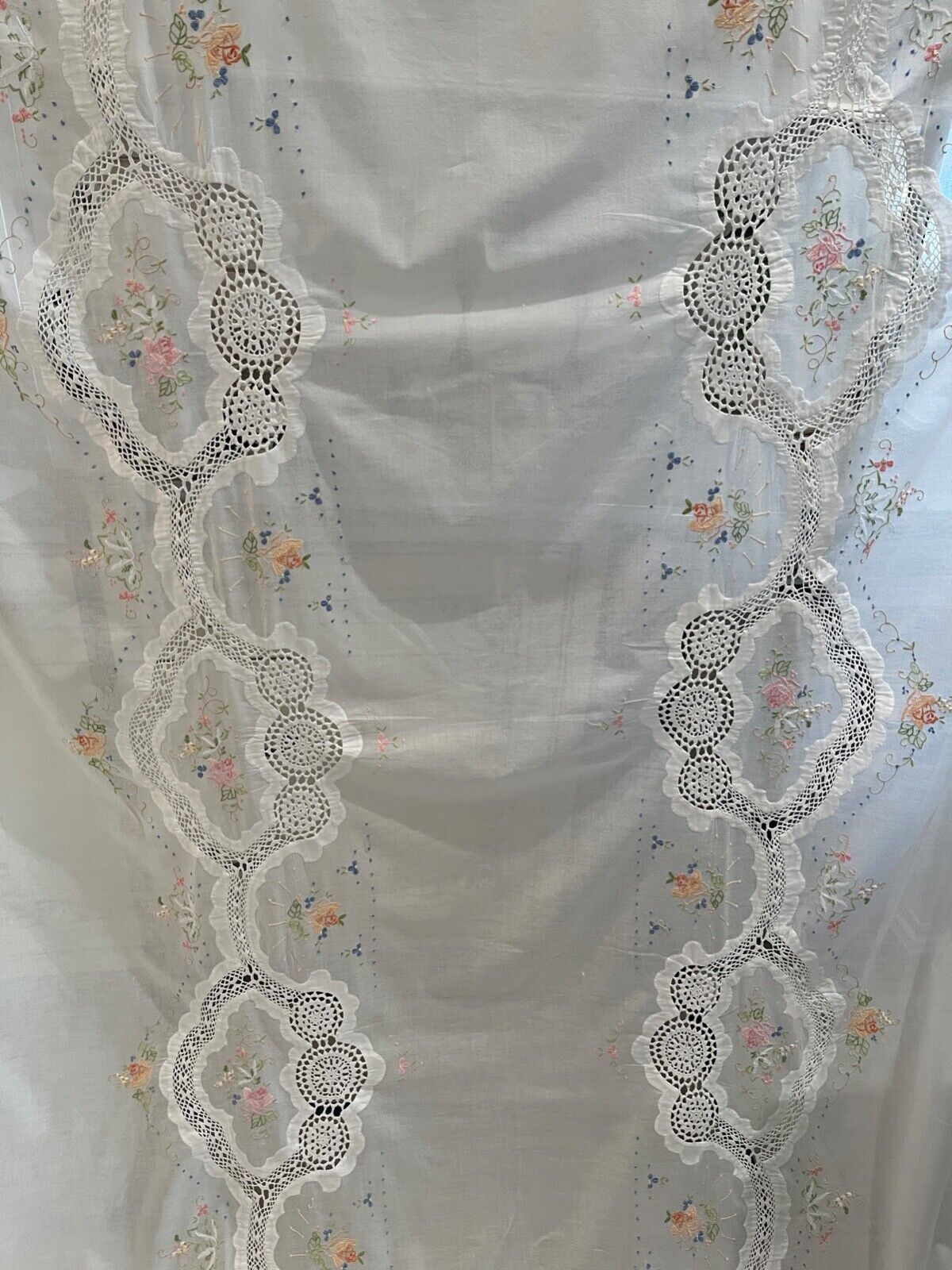 Exceptional Vintage Madeira TABLCLOTH EMBROIDERED CROCHET APPLIQUE  60” X 112”