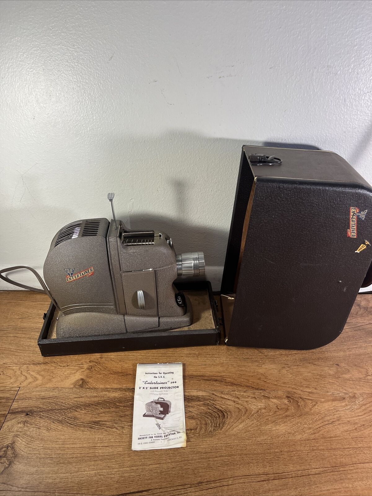 Vintage SVE Entertainer 300 Slide Projector With Case And Manual Tested Working 