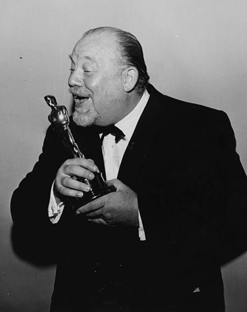 Burl Ives holding his Best Supporting Oscar for the film \'The B - 1959 Old Photo
