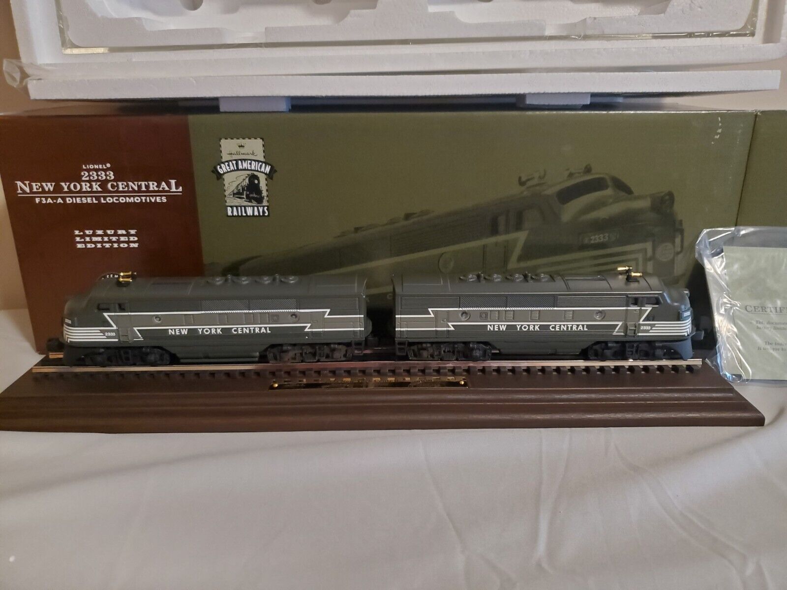 Hallmark Lionel 2333 New York Central F3A-A Diesal Locomotive HO Scale. NEW