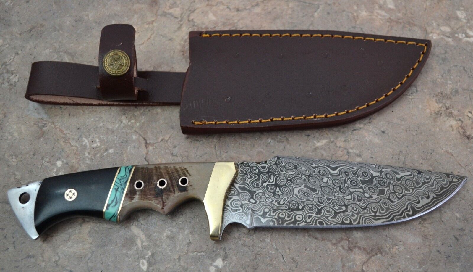 Custom Made Damascus Steel Hunting Knife with Ram /Bull Horn Handle (SK109)