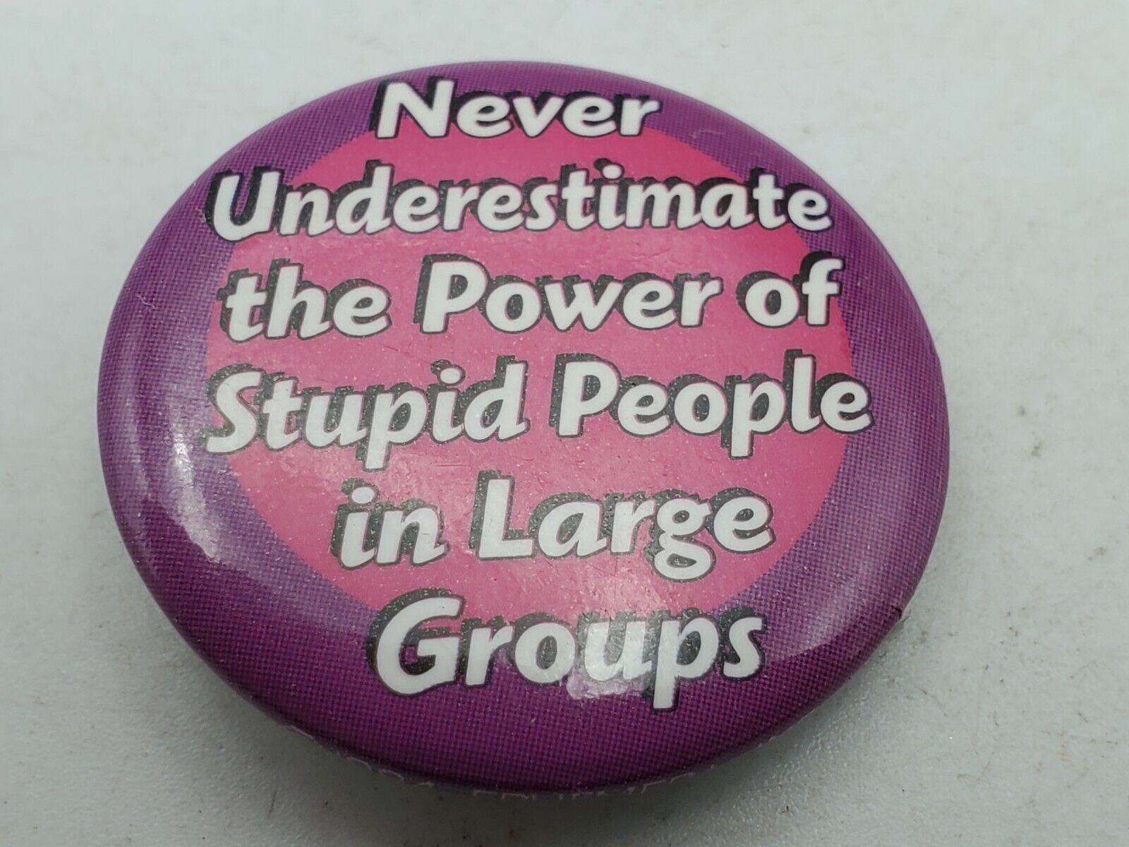 Vtg DONT UNDERESTIMATE STUPID PEOPLE IN LARGE GROUPS Button PIn Pinback As Is S1