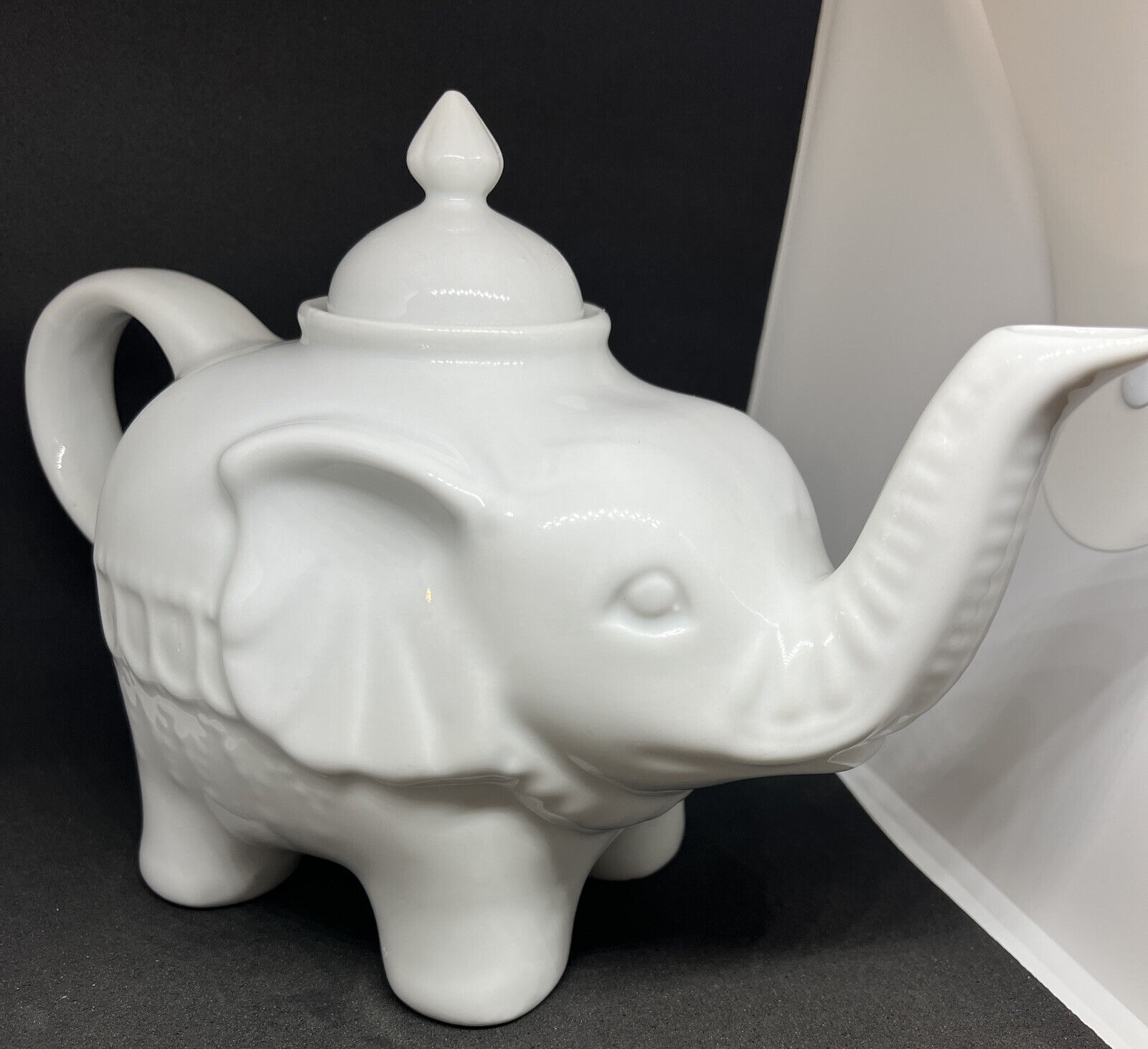 UNUSED Cordon Bleu White Ceramic Elephant Tea Pot Classic 28oz Kitchen Household