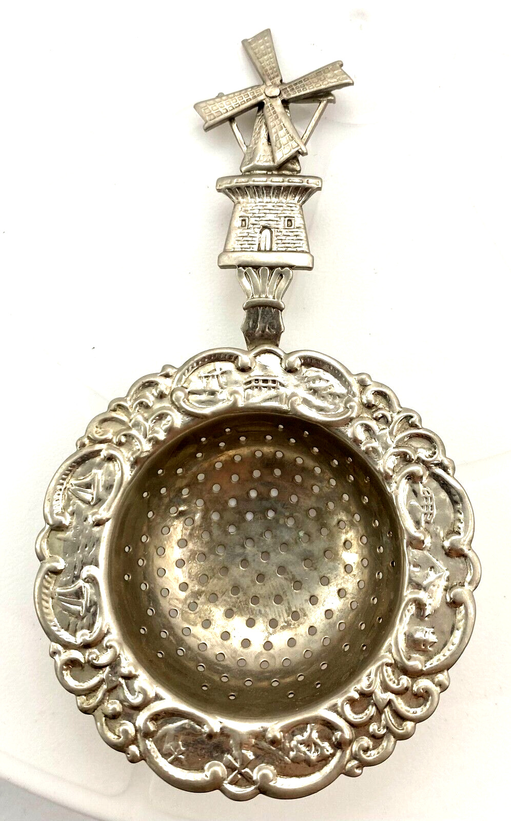VINTAGE COLLECTIBLE SILVER PLATED TEA STRAINER Excellent