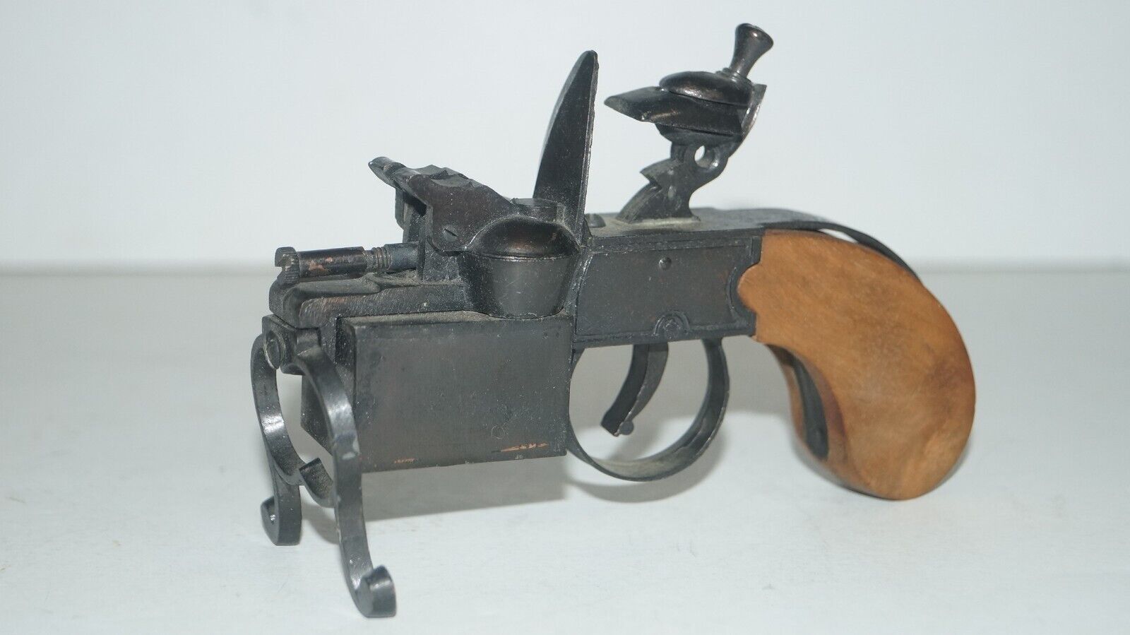 Vintage Flintlock Pistol Gun Style Table Cigarette Lighter