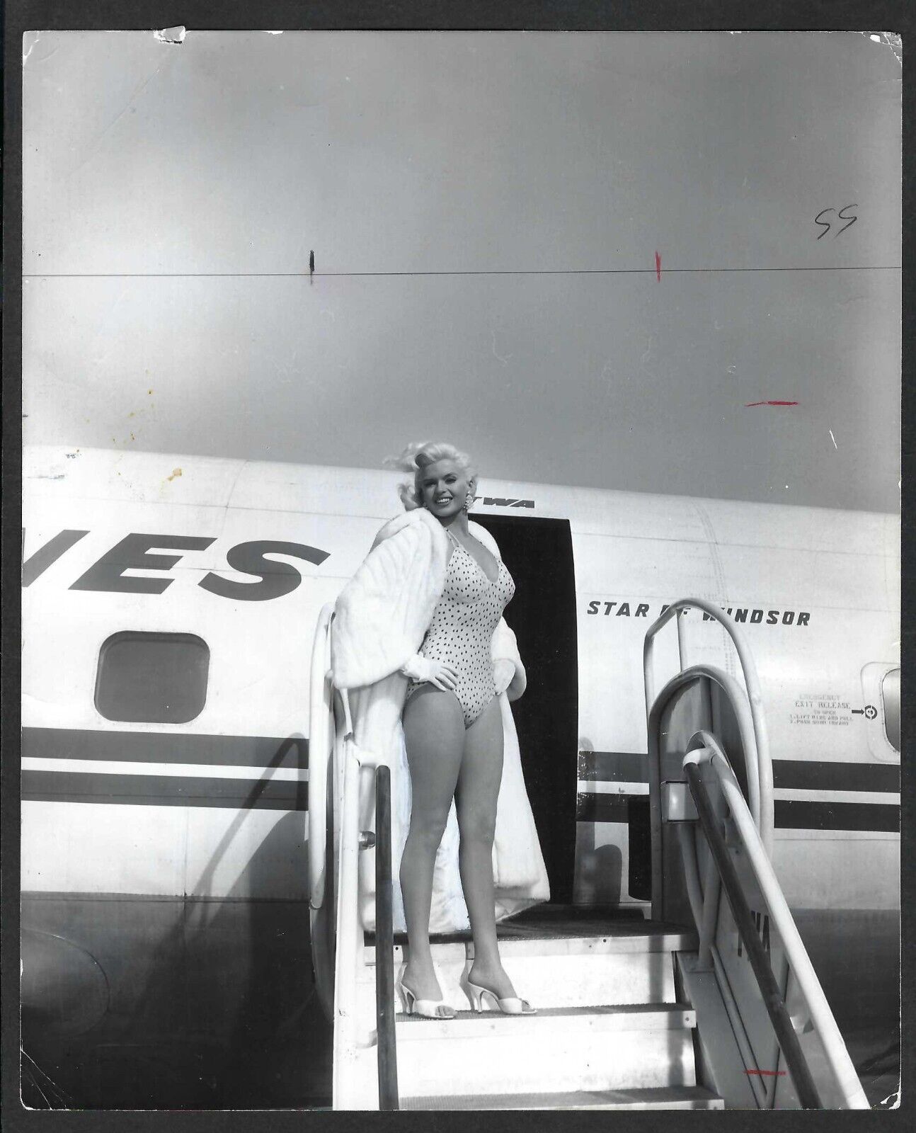 JAYNE MANSFIELD ACTRESS FLYING TO ROME SEXY VTG 1962 ORIG PHOTO