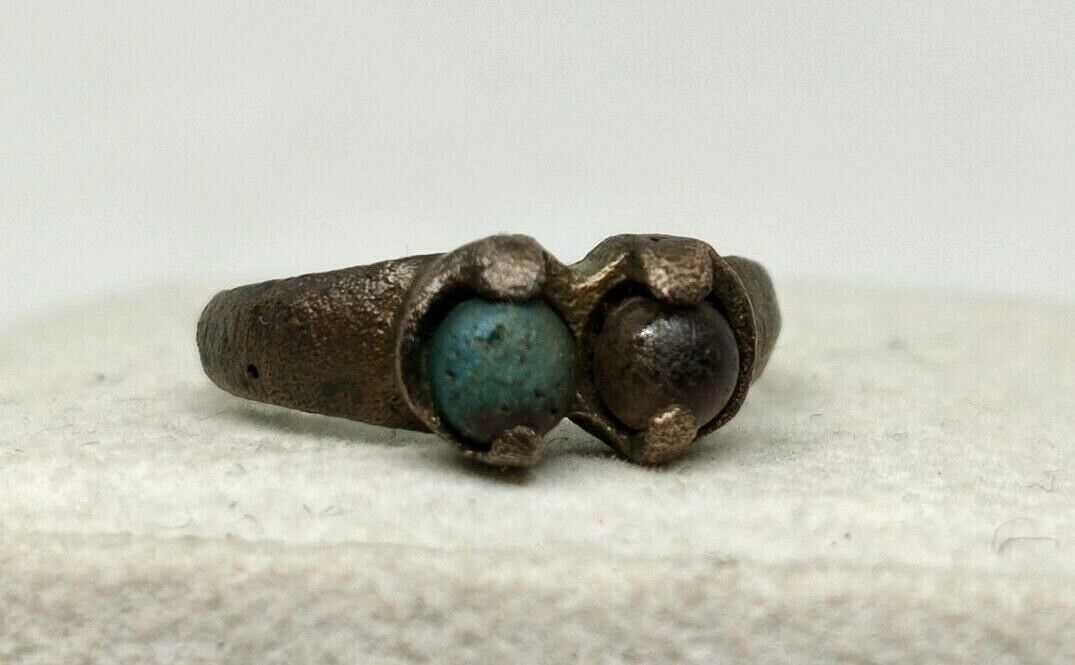 Beautiful women\'s ring with two stones, Roman period.