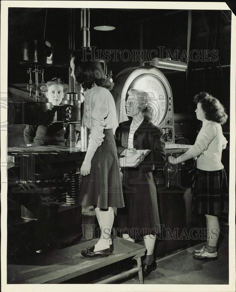 1944 Press Photo Westinghouse women engineers in training at Carnegie Institute