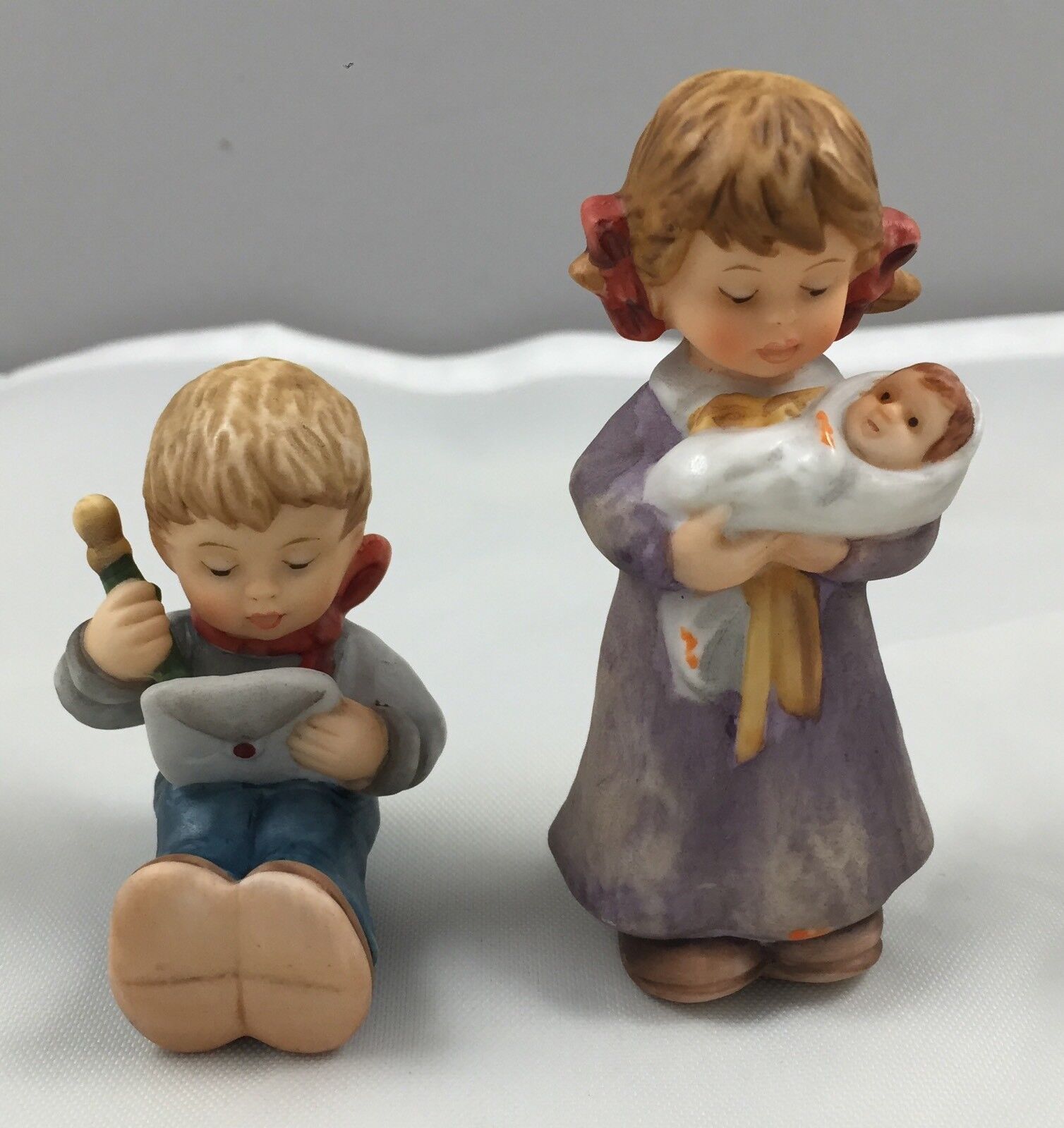 1999 Goebel Berta Hummel Figurine Set A North Pole Address Lullaby For Dolly 620
