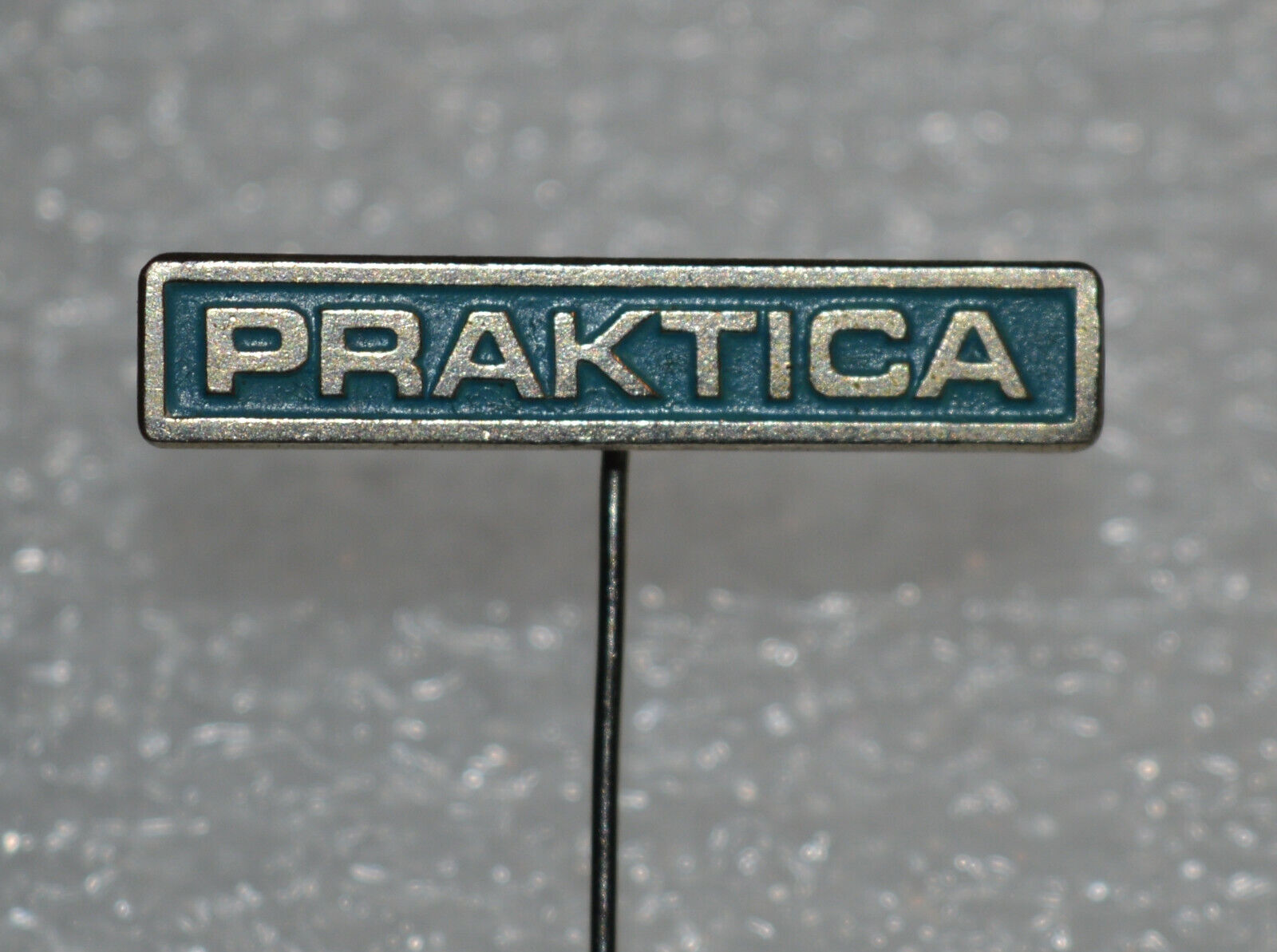 PRAKTICA logo Foto Photo Film Camera Pentacon vintage pin badge Anstecknadel
