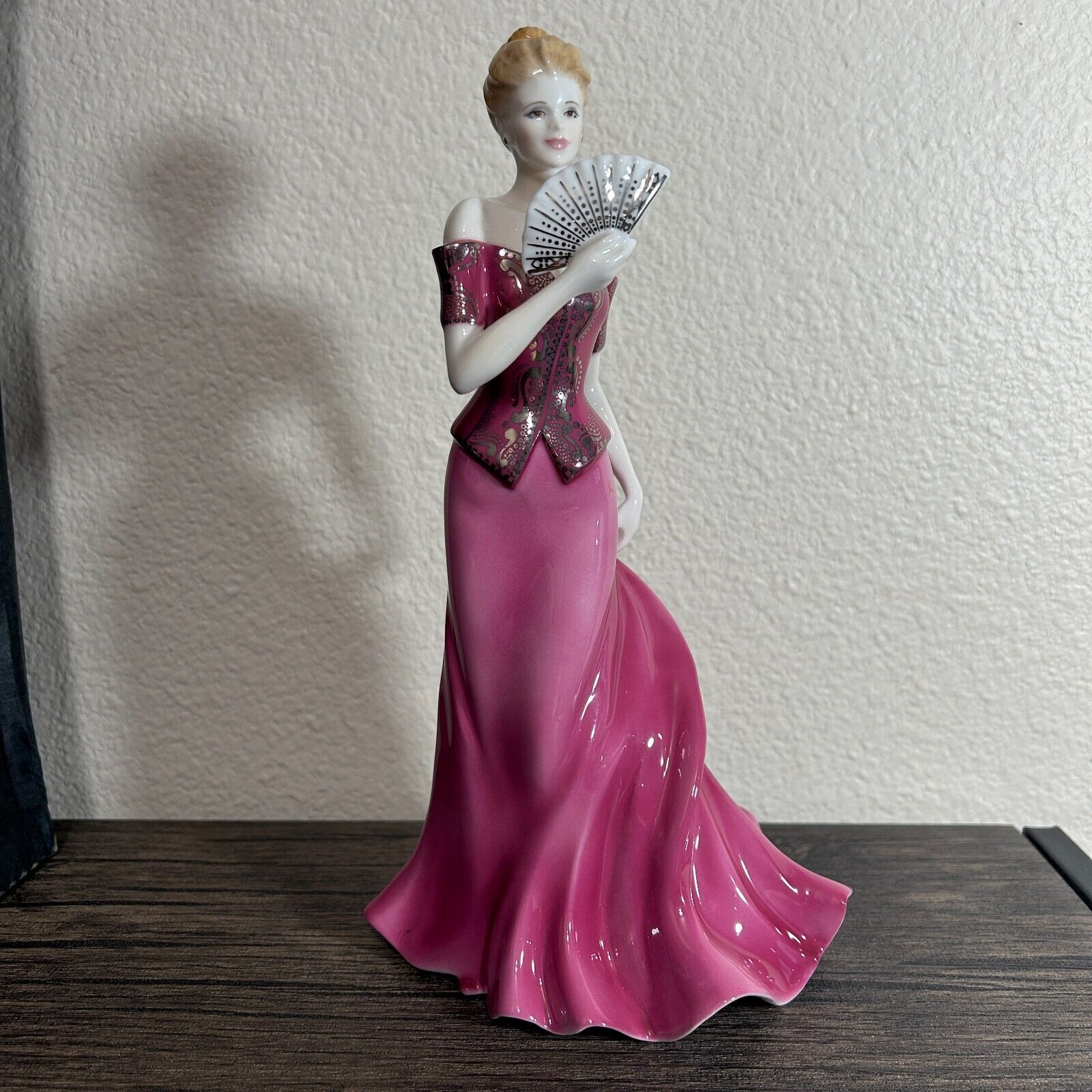 ROYAL WORCESTER Isabella Premiere Figurine 2001 9\