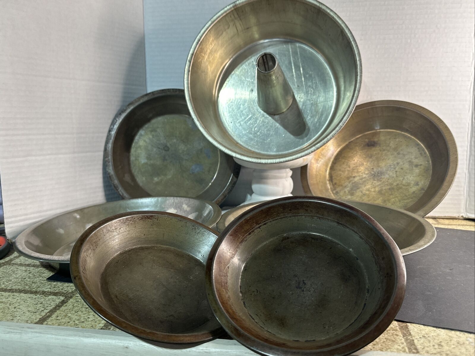 Vintage Pie Pan Lot: 2-6” 2-8” 2-9” And A Vintage Bundt Pan:used Condition