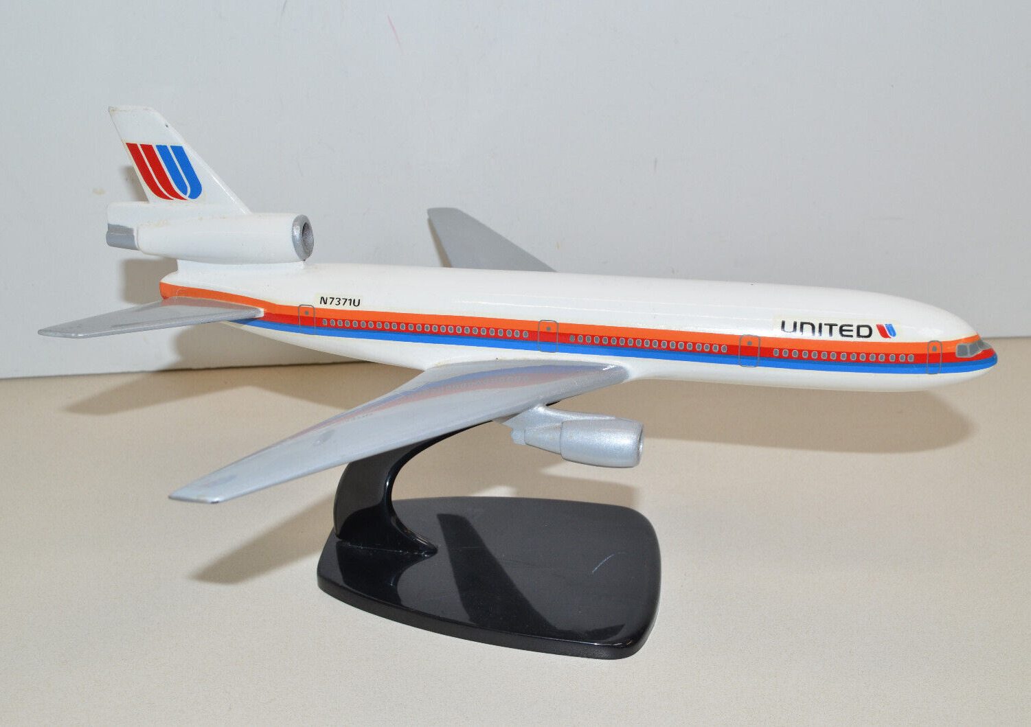 Vintage Air Jet Advance Models United Airlines DC10 With Stand Replica