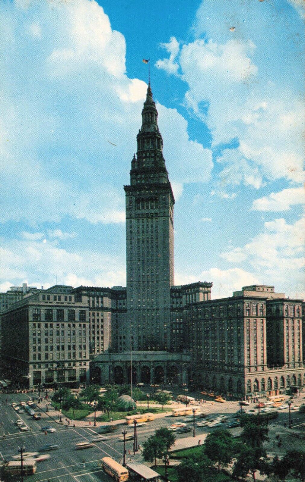 Cleveland Ohio, Terminal Tower Building & Public Square, Vintage Postcard
