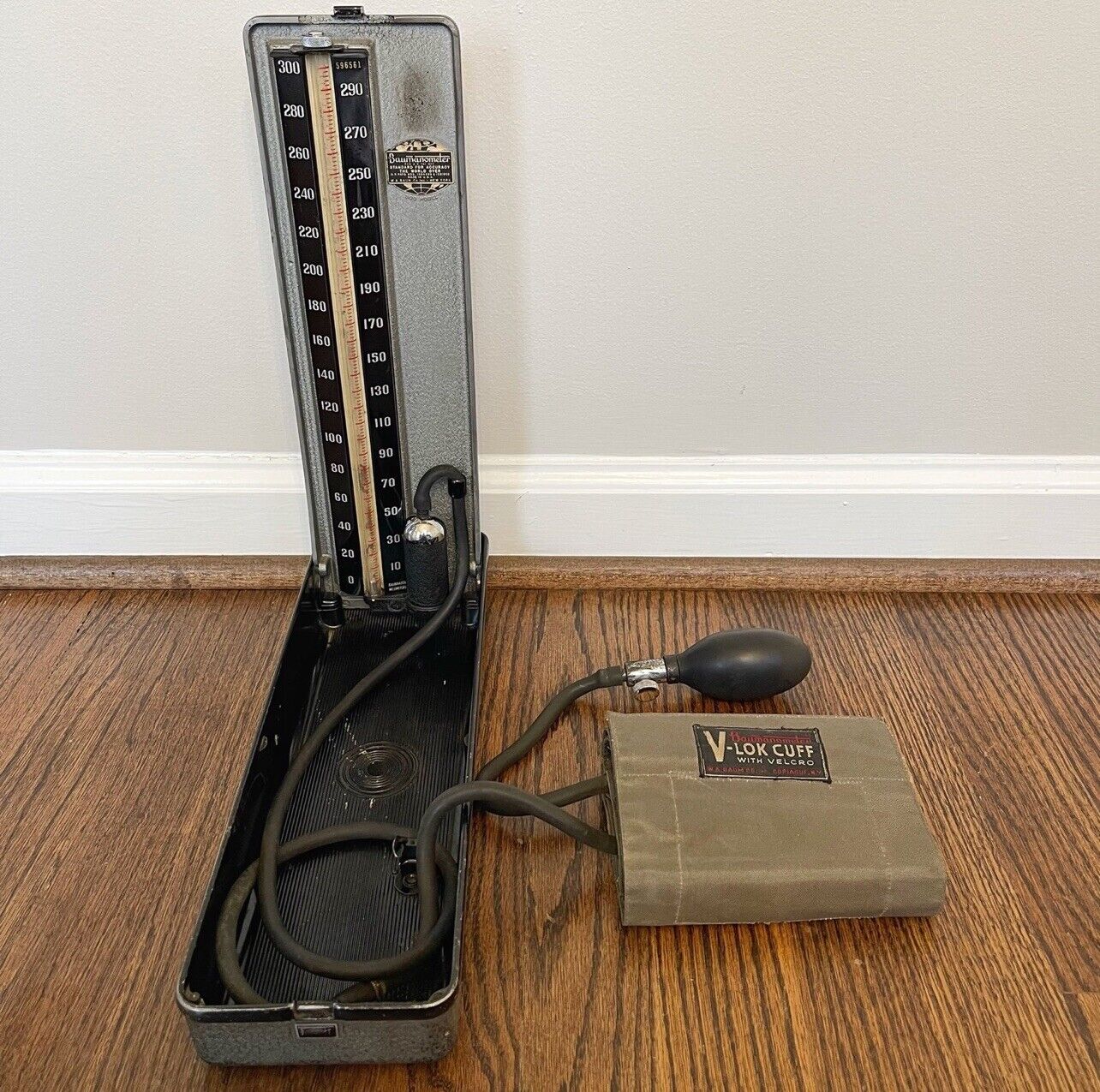 Vintage 1935 Baumanometer Model 300 Blood Pressure Kit V-Lok Cuff & Metal Case
