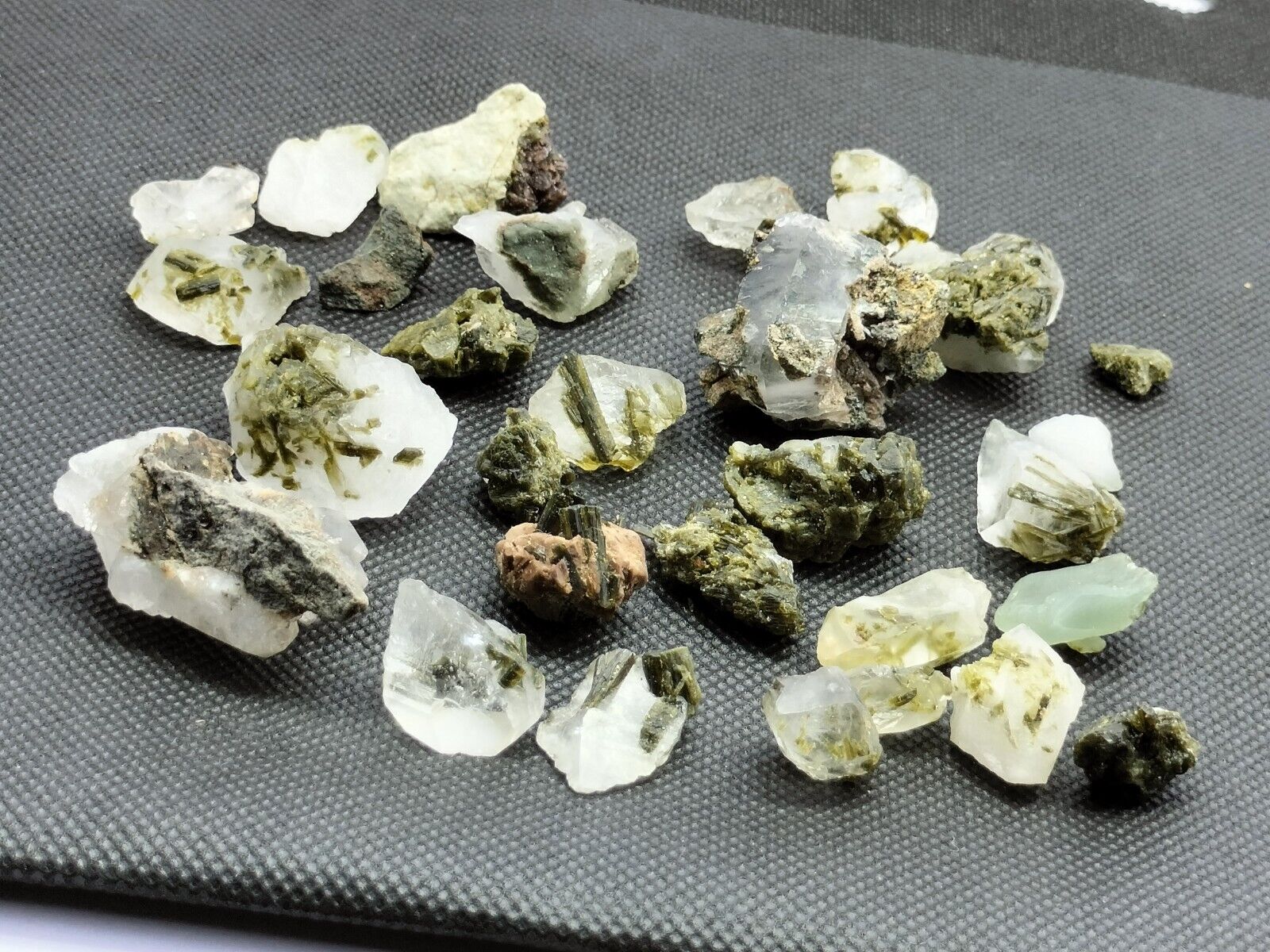 Epidote crystals specimens lot of (20+ PC\'s) from Balochistan Pakistan. \