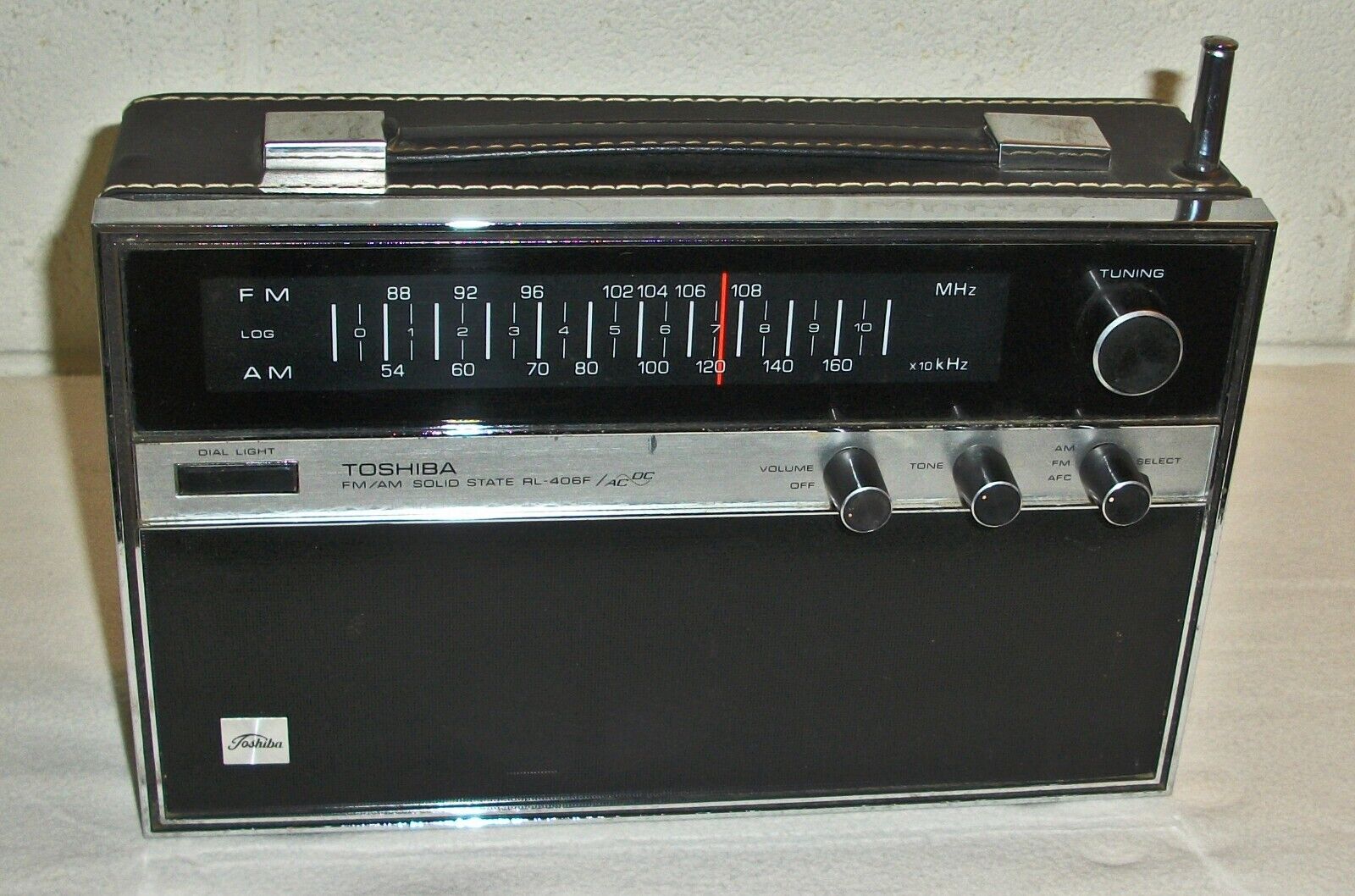 Toshiba RL-406F FM/AM Solid State Transistor Portable Radio AC/DC operation