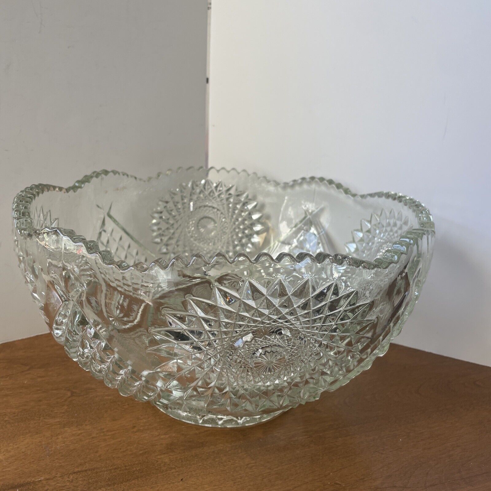 Beautiful star pattern Pressed Clear Glass PUNCH BOWL w/Scalloped Rim Saw Tooth