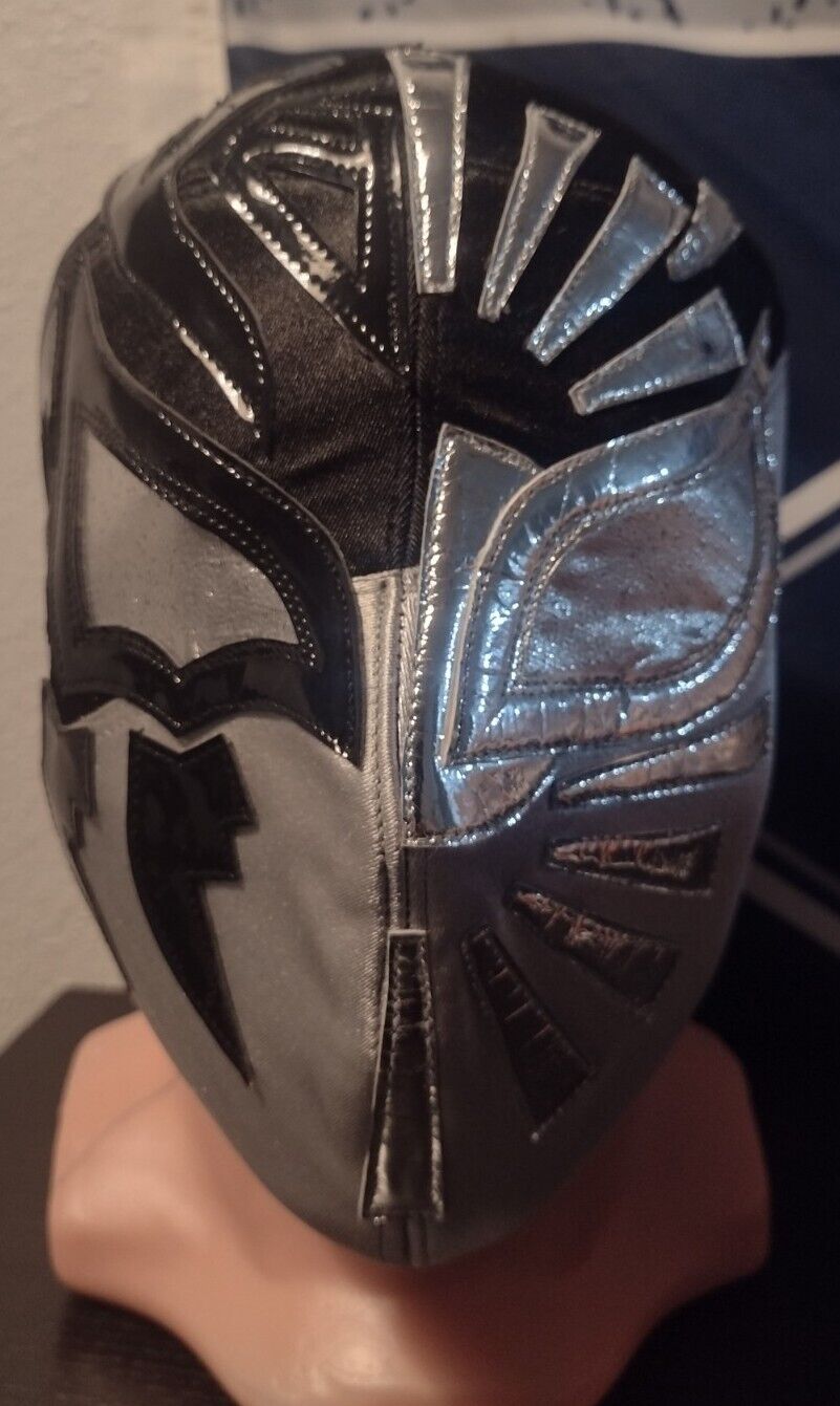 La Sombra/Mistico. Profesional Mask in lycra fabric and black and silver vinyl.