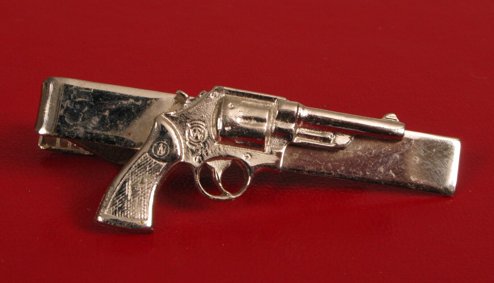 VINTAGE POLICE SMITH & WESSON REVOLVER PISTOL GUN BADGE TIE BAR CLIP 