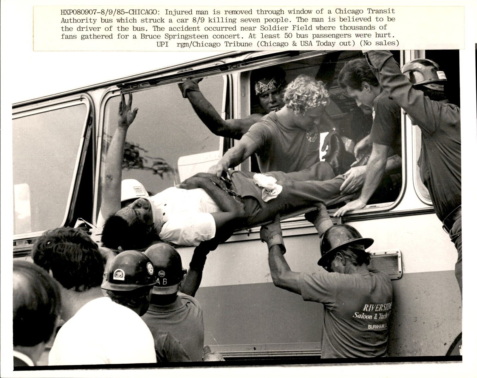 LAE6 1985 Original UPI Photo INJURED MAN RESCUED CHICAGO TRANSIT BUS ACCIDENT