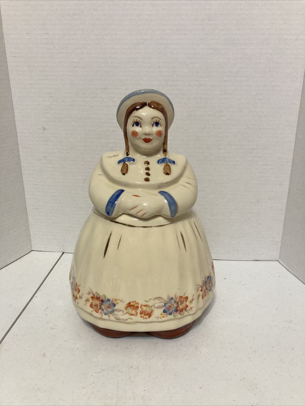 Vintage USA Shawnee Pottery Dutch Girl Cookie Jar w Gold Accents 