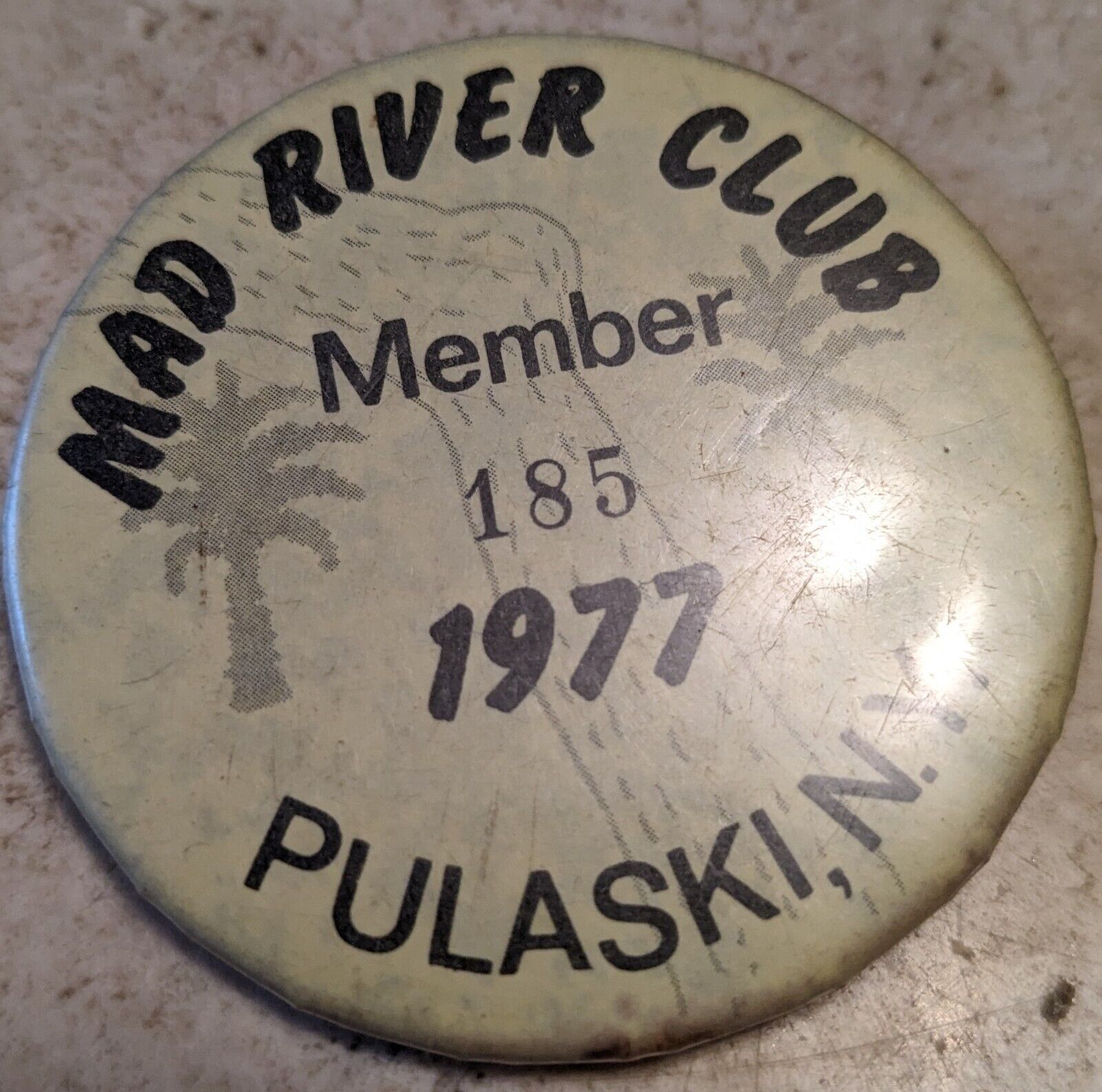 *RARE* VINTAGE PINBACK 1977 MAD RIVER CLUB MEMBER 185 PULASKI, NY