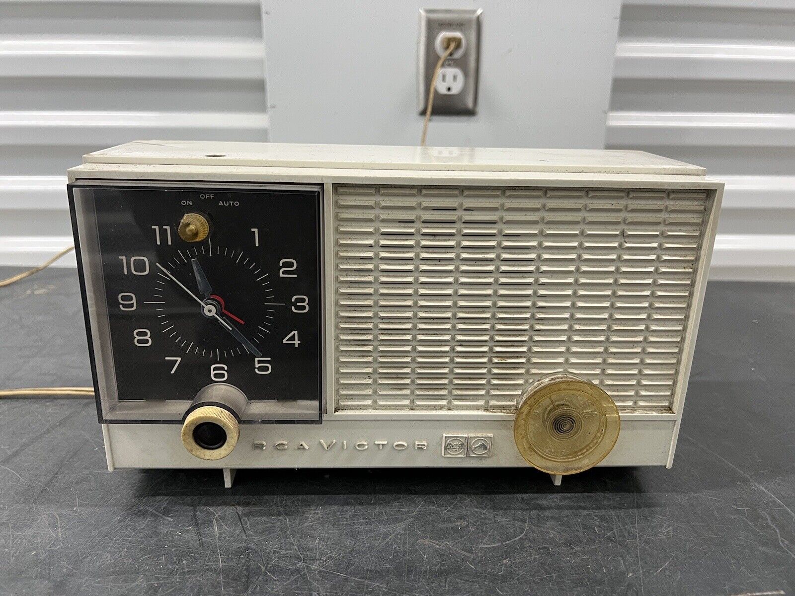 RCA Victor RJD12Y Vintage Tube Clock Radio White WORKING