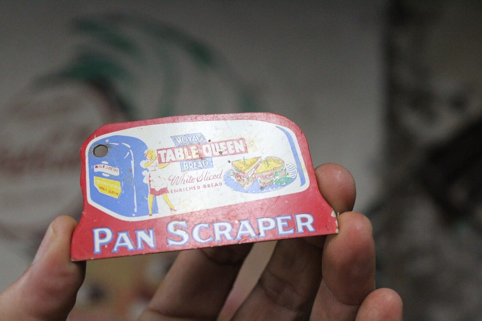1940s TABLE QUEEN LOAF BREAD TIN LITHO POT SCRAPER PROMO SIGN GENERAL STORE GIFT