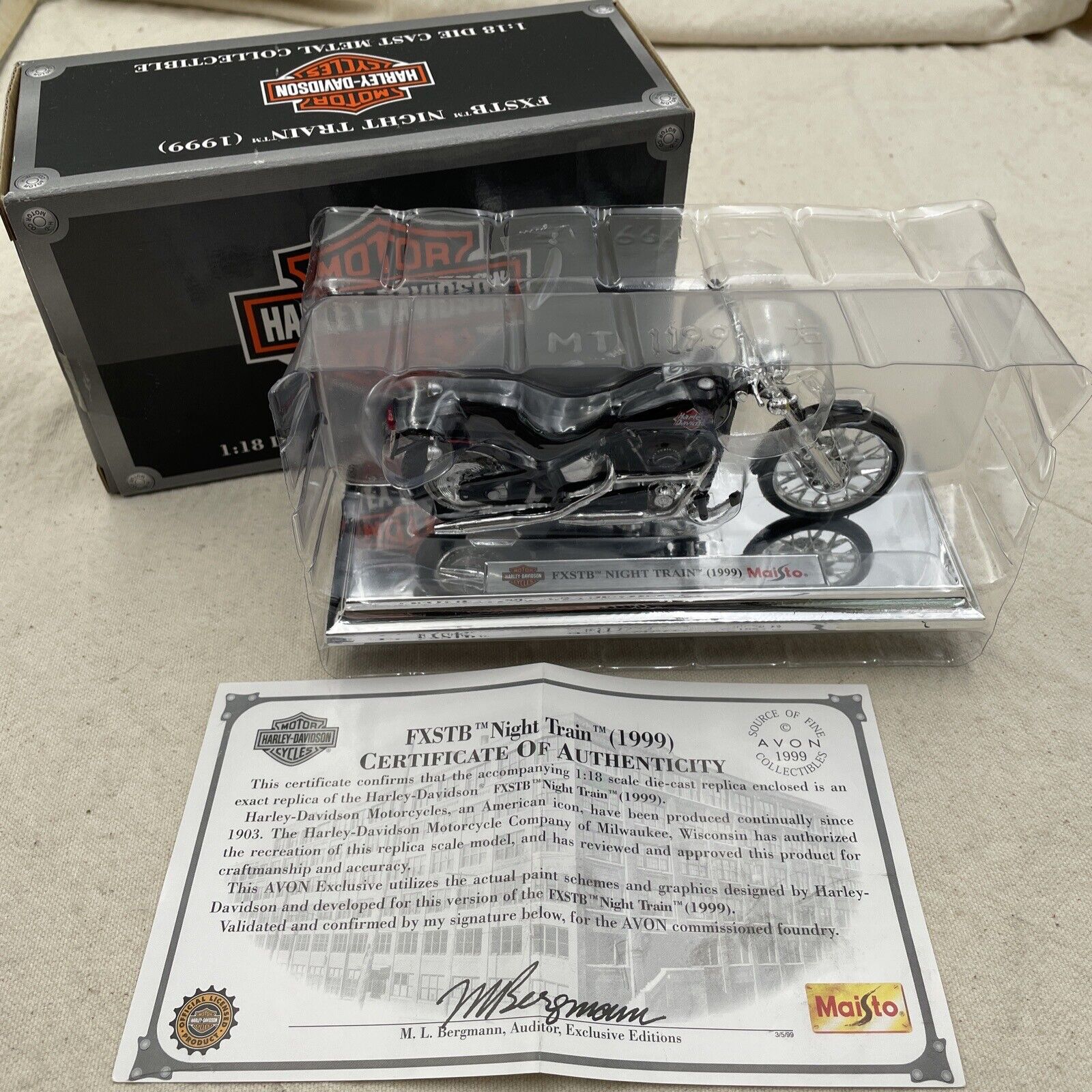 Maisto FXSTB Night Train 1999 Harley-Davidson Motorcycle 1:18 Die-Cast With Box