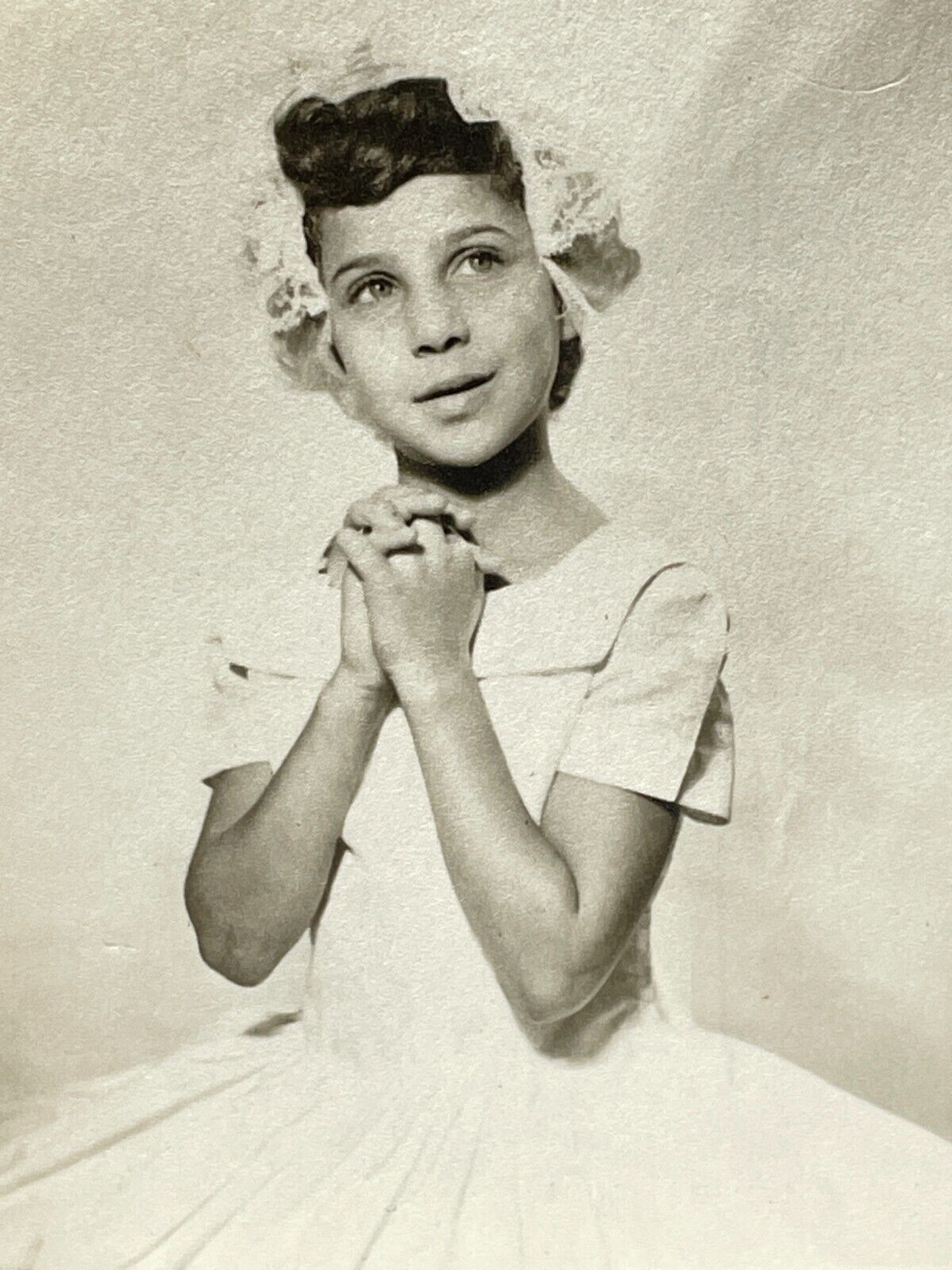 UE Photograph Girl Portrait Portrait Clasped 1950\'s