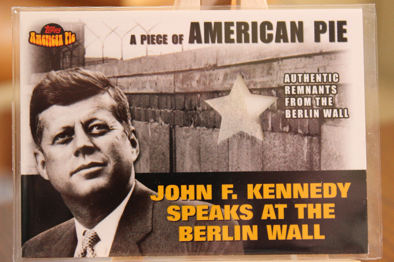 2001 Topps American Pie: JOHN F. KENNEDY - Remnants from the Berlin Wall