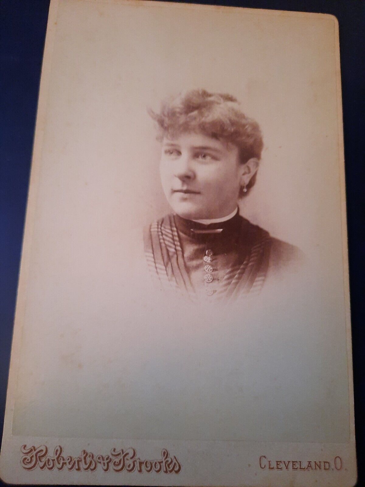 Cabinet Card Antique Photo Woman Late 1890s Cleveland OH Robert\'s & Brooks