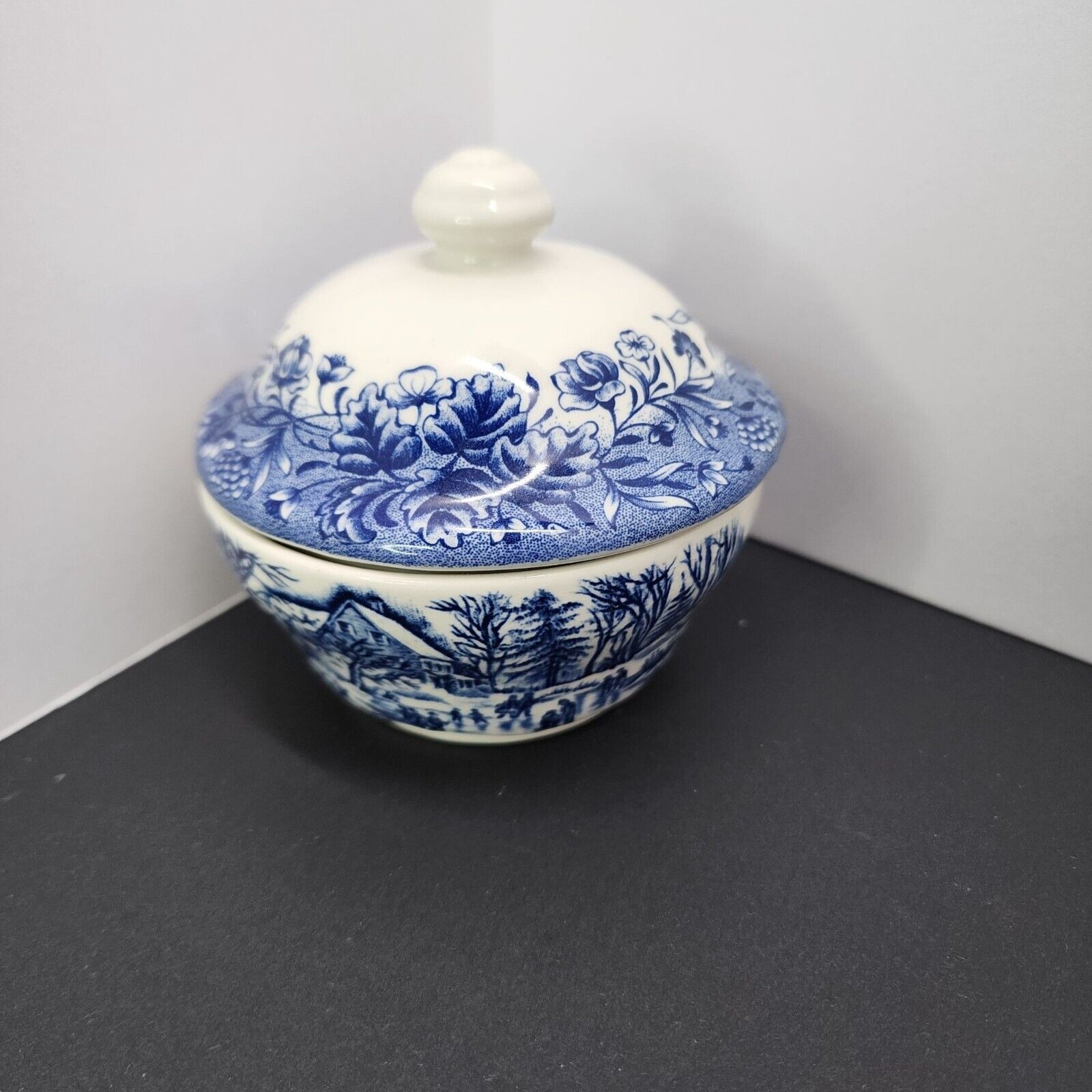 VTG  Churchill England Blue Willow Sugar Bowl Ceramic Excellent Condition
