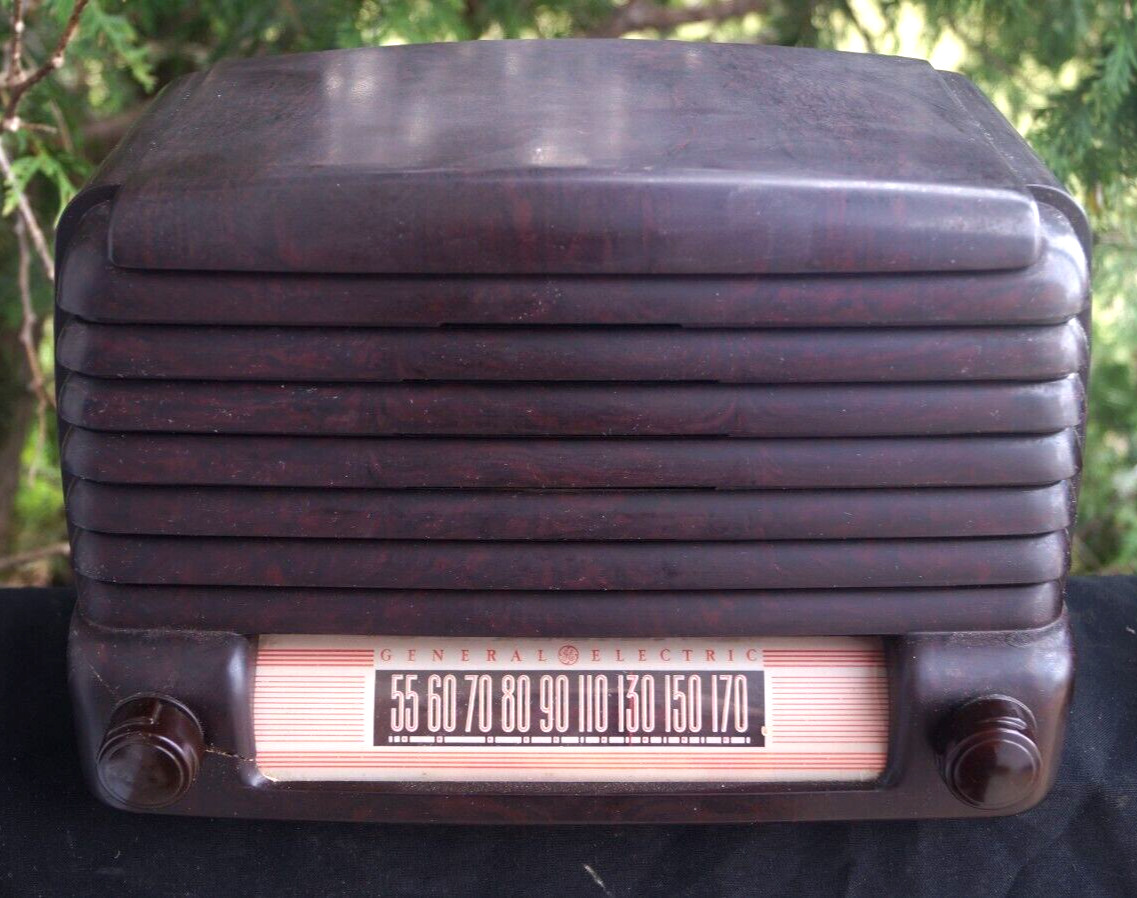 Vintage 1948 General Electric Model 107W Tube Radio - Bakelite Case - Works