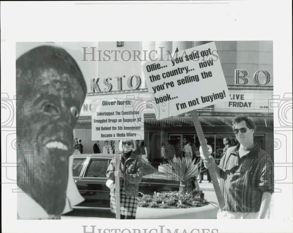 1991 Press Photo Houstonians protest former aide Oliver North\'s book signing, TX