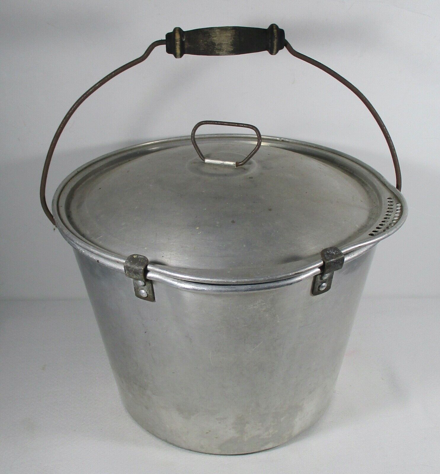 Early Wear-Ever TACUCo Aluminum Pot Steam/Closed Lid Wood Handle Dairy Camp No 5