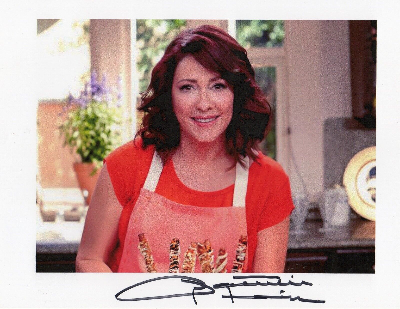 Patricia Heaton Autographed 8.5 x 11 in. Photo The Middle