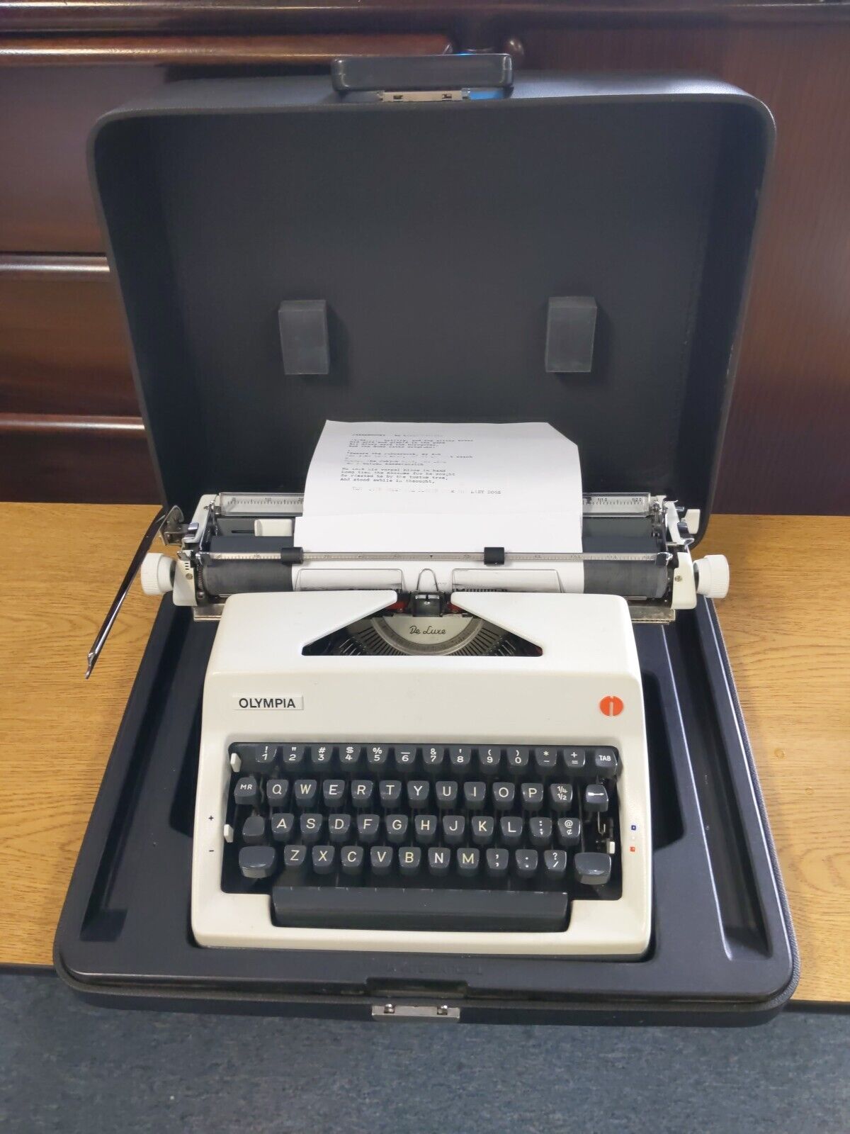 VTG 1971 Olympia SM9 Deluxe Portable Manual Typewriter W/Black Case W.Germany