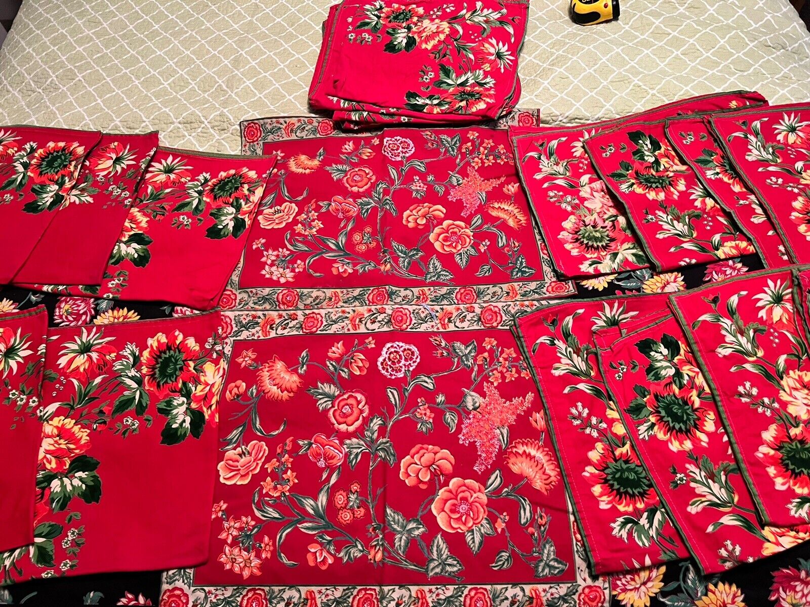 19 Beautiful Vintage Red Green Yellow Floral Napkins & 2 Placemats