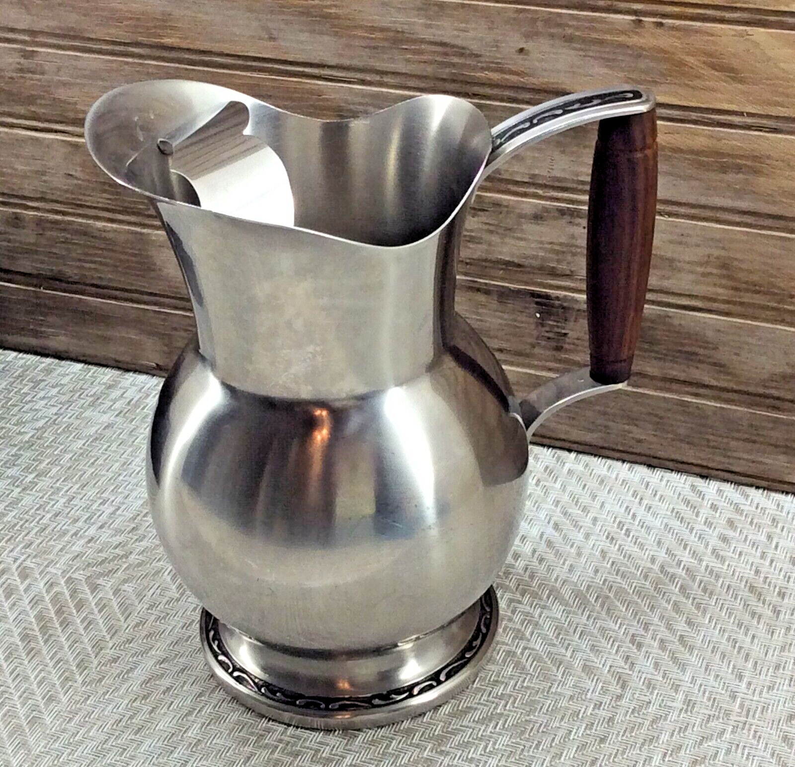 Vintage Oneida 18/8 Stainless Steel Pitcher Wood Handle Ice Guard 1/2 Gallon