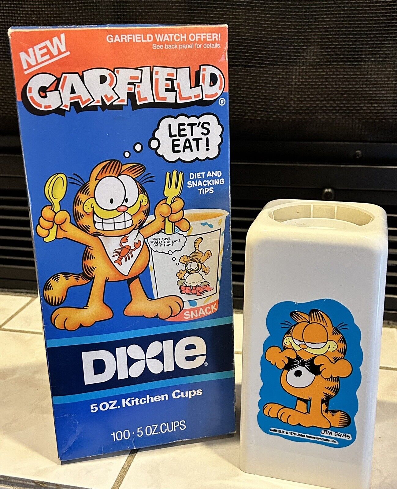 VTG 1987  Garfield Dixie 5oz Kitchen Cups 100 Pack With Kitchen Cup Dispenser