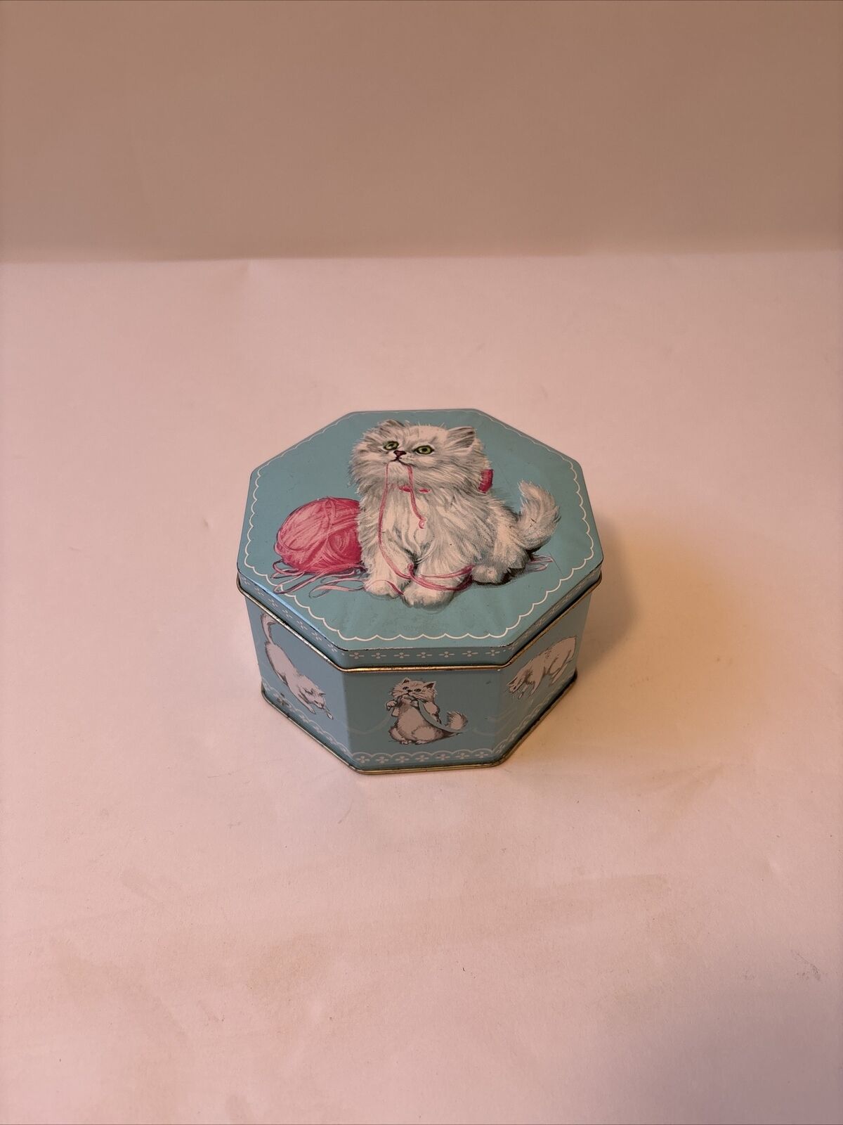 Vintage English Octagon Tin White Persian Kitten With Yarn