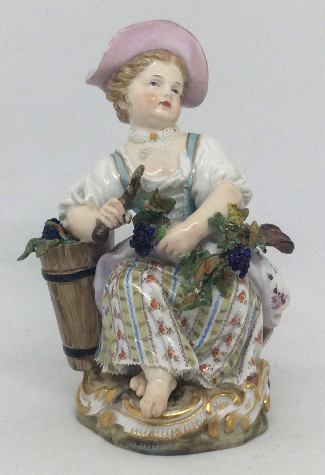 Meissen Acier Girl with sickle and grape Porcelain figurine F18 19th c. [AH1192]