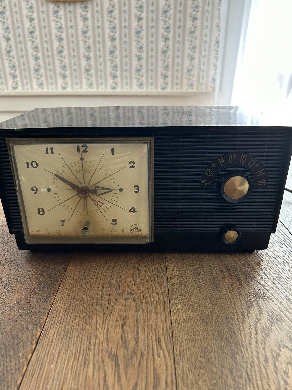 RCA Victor Model 6-C-5 Clock Radio Black. Clock works. No Sound