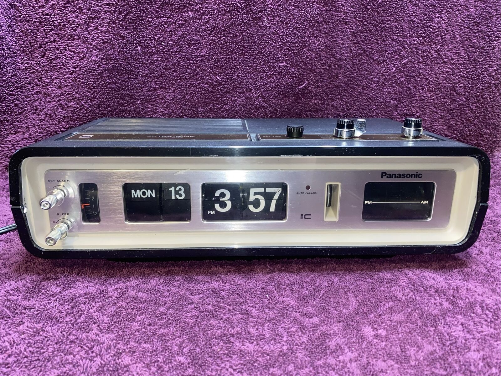 Vintage  Panasonic RC – 6551 Alarm Flip FM, AM Clock Radio RETRO WORKING