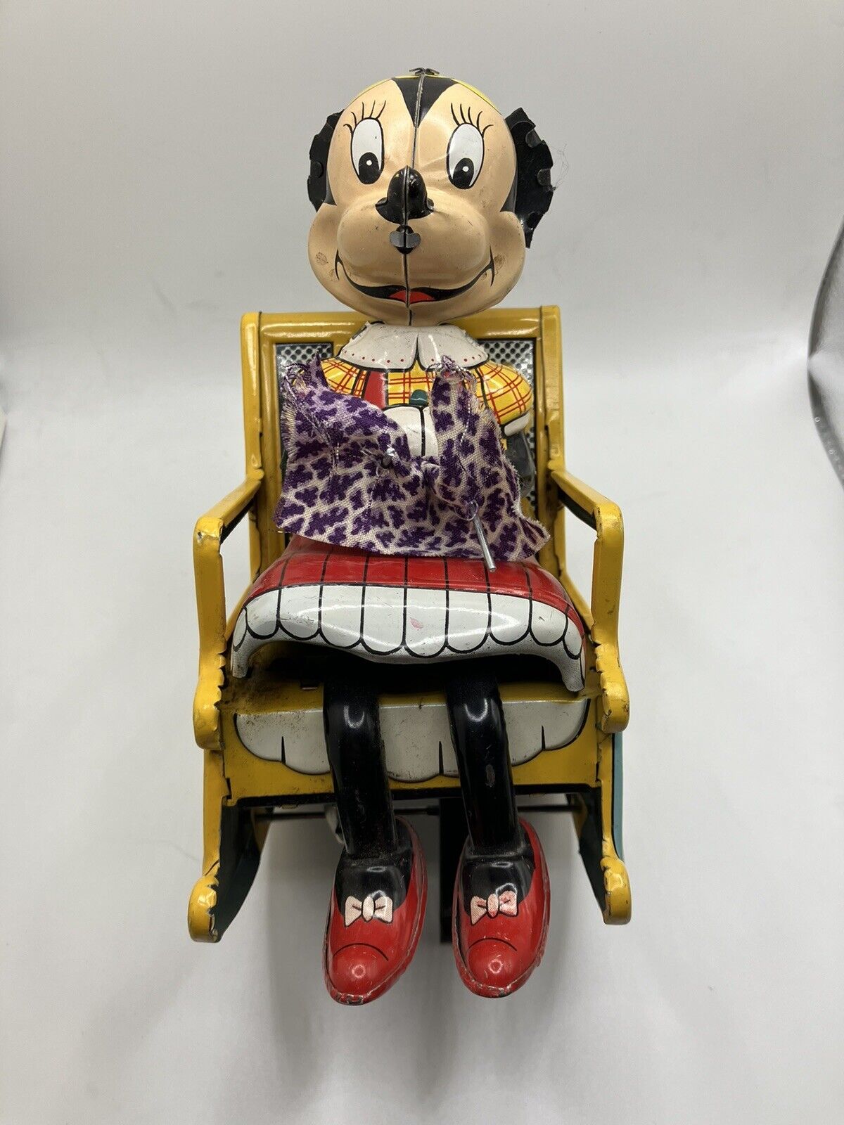 Old vintage Marx Line Mar Tin Disney Toy Minnie Mouse Knitting In Rocking Chair