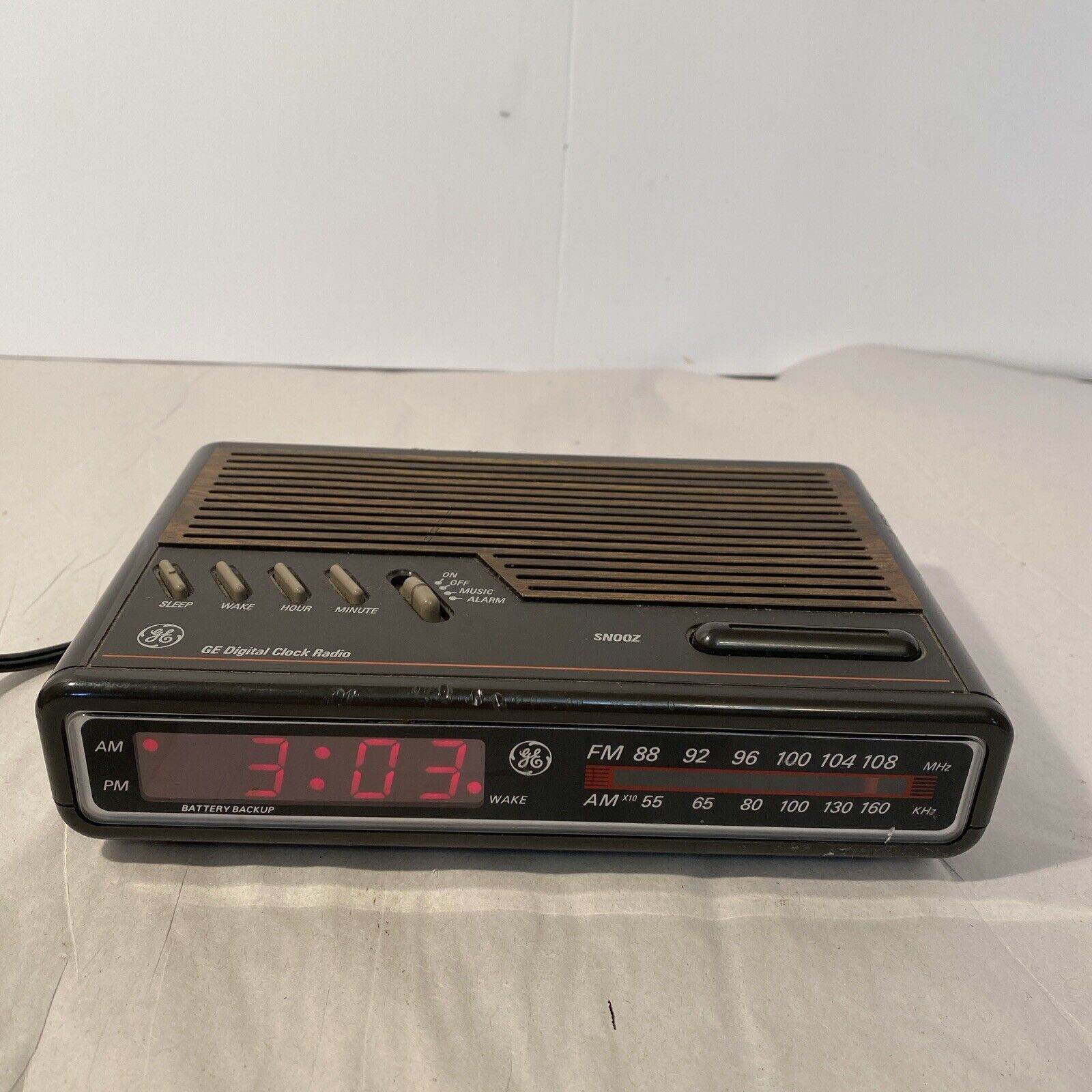 GE 7-4624B Radio Alarm Clock-AM/FM-Vintage 1989-Red Digits-Tested/Works